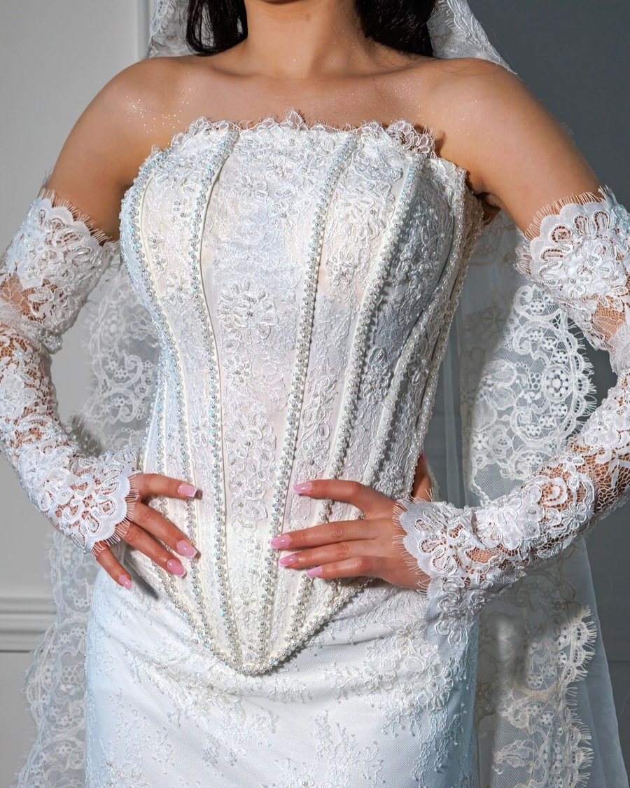Bustier corseté en dentelle perlée, structure sur-mesure