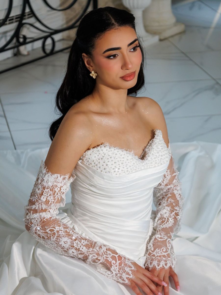Bustier drapé et manches en dentelle, détail du corsage