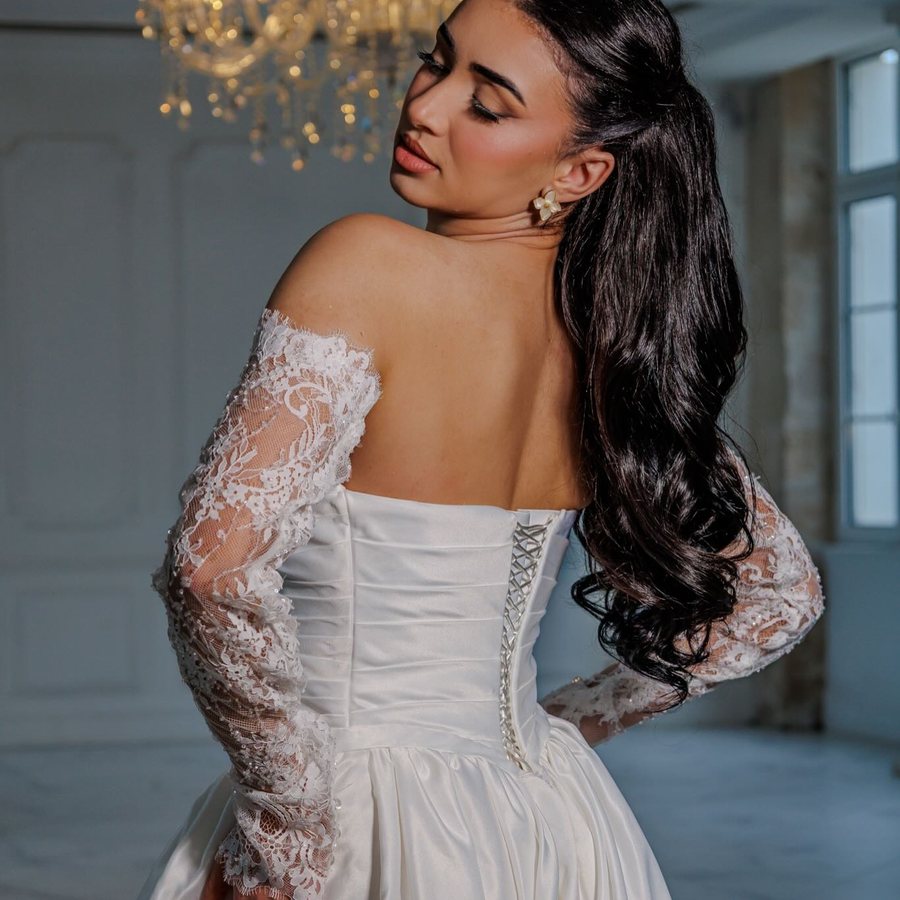 Mariée assise, robe en taffetas déployée au sol