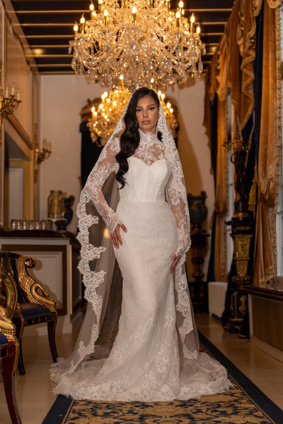 Mariée de dos, boutonnage de dentelle le long de la colonne