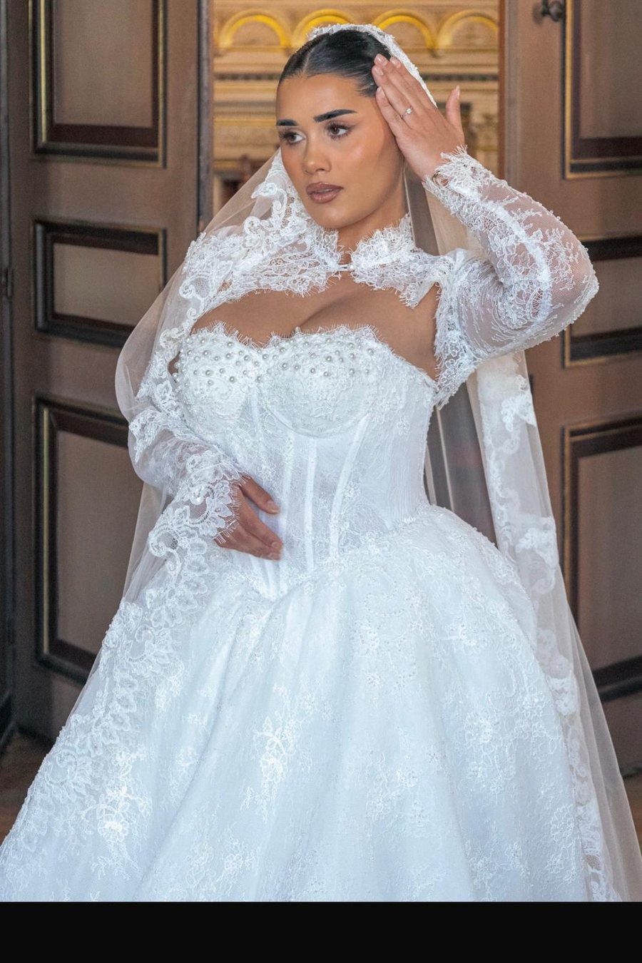 Bouquet de fleurs blanches posé sur une console en bois