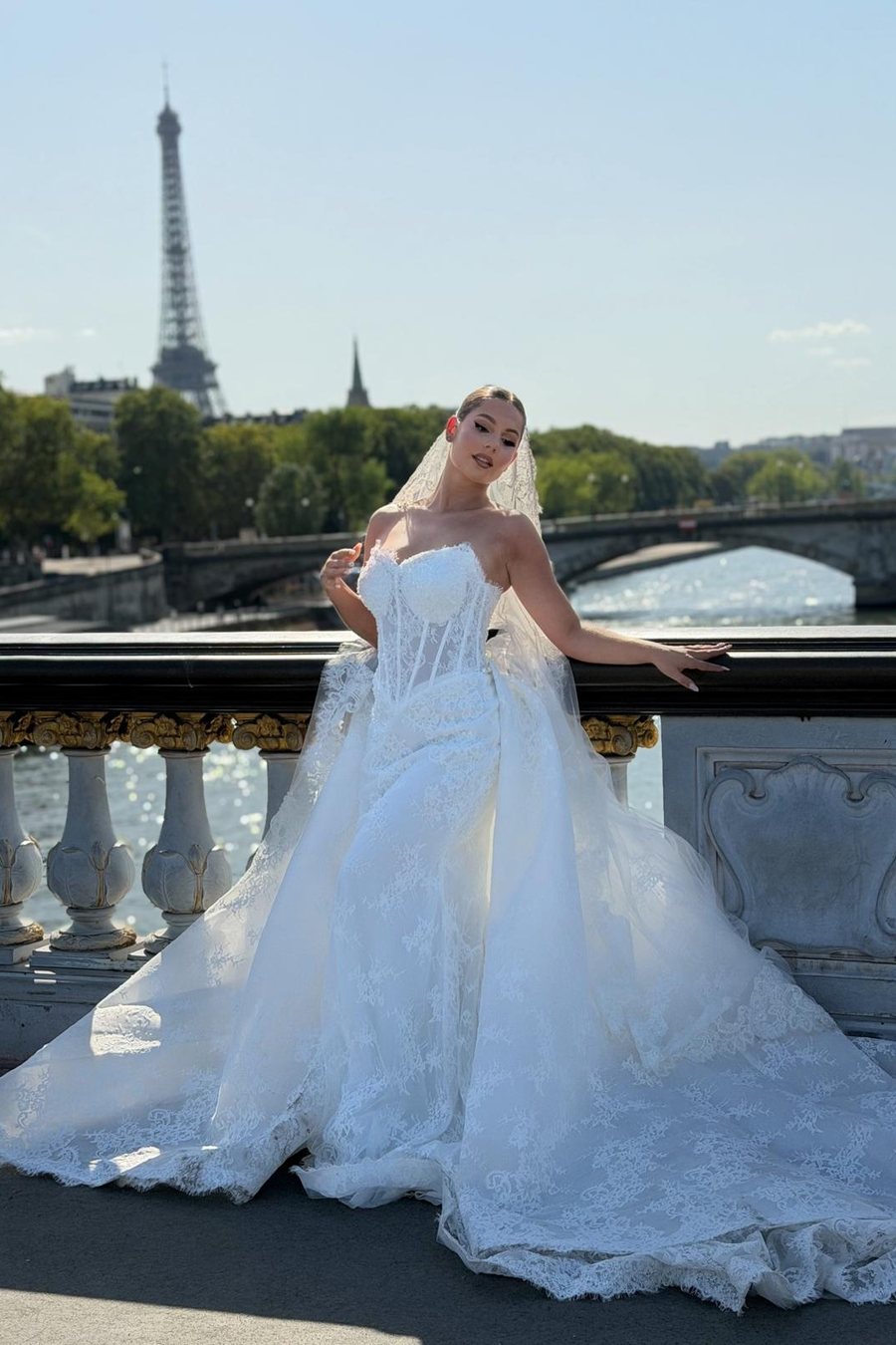 Mariée devant un miroir ancien, essayage d'un voile en dentelle